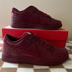 Nike Dunk Low SS Sneakers Red Croc/Metallic Gold HV4388 600 Women’s Size 7 BNIB